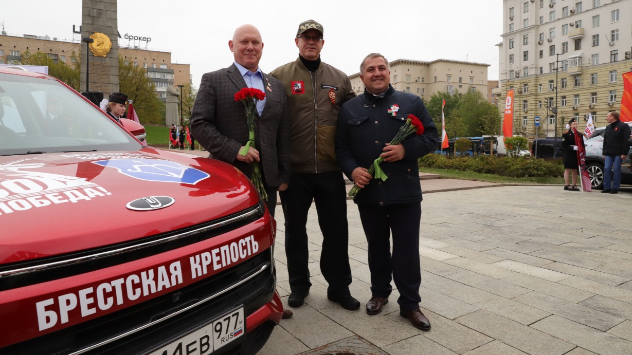 Депутат Мосгордумы, летчик-космонавт Олег Артемьев, председатель Мосгордумы Алексей Шапошников и председатель Брестского городского совета депутатов Андрей Филанович (слева направо) готовятся дать старт автопробегу в рамках проекта «Города-герои — города героев»