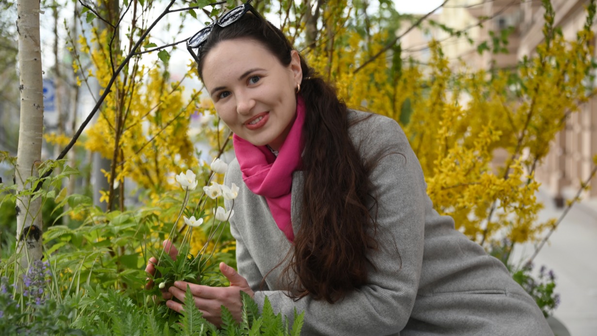 Ландшафтный куратор фестиваля «Сады и цветы» Анна Гарцман представила готовую композицию на Малой Сухаревской площади, у Театра Олега Табакова. По задумке, этот сад напомнит о деревенском лете и традиционных пейзажах среднерусской полосы