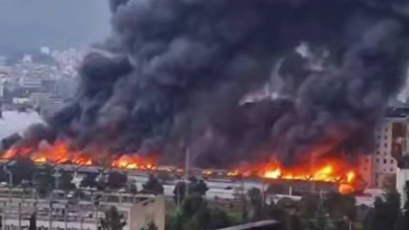Сильный пожар произошел в центре Тбилиси на вещевом рынке