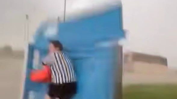 Биотуалет сбил футбольного судью с ног из-за мощного шторма в Пенсильвании