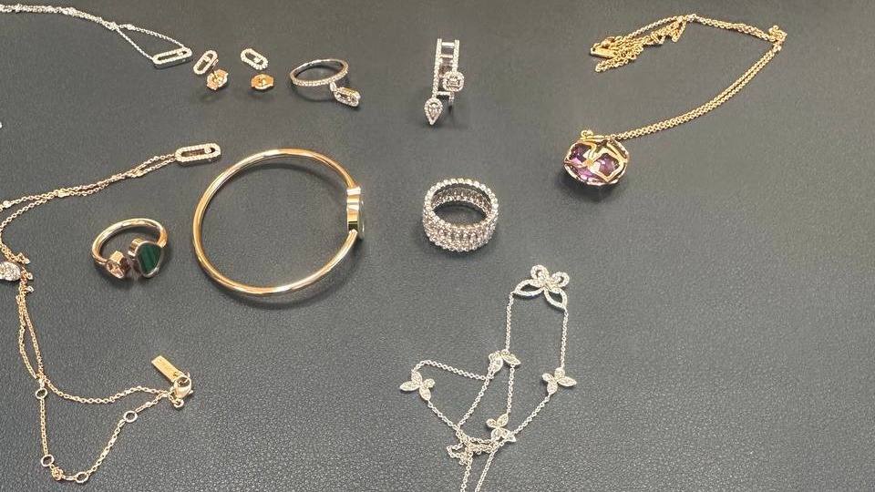 Таможенники задержали туриста, пытавшегося провезти украшения на 14 миллионов