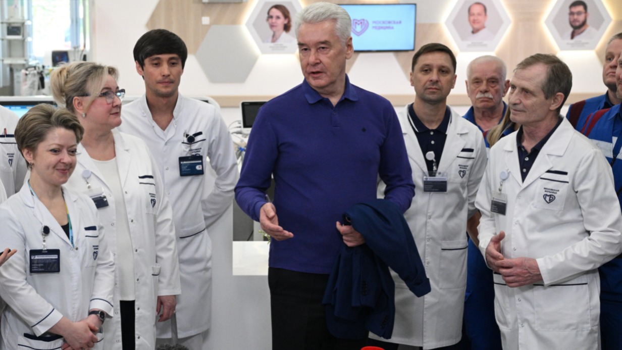 Мэр Москвы Сергей Собянин пообщался с сотрудниками нового флагманского центра ГКБ имени В. М. Буянова. В нем смогут принимать до 200 пациентов в день