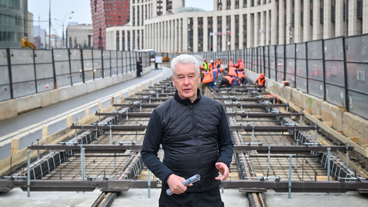 Мэр Москвы Сергей Собянин осмотрел работы по прокладке новой трамвайной линии на проспекте Академика Сахарова