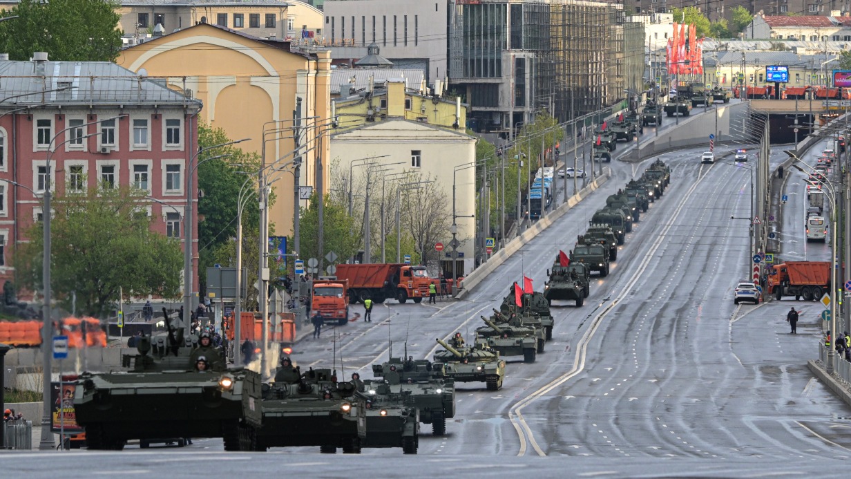 Колонна военной техники на репетиции парада в честь 80-й годовщины Победы