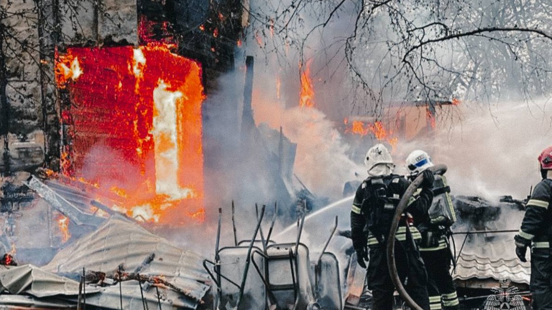 Появилось видео крупного пожара на юго-западе Москвы
