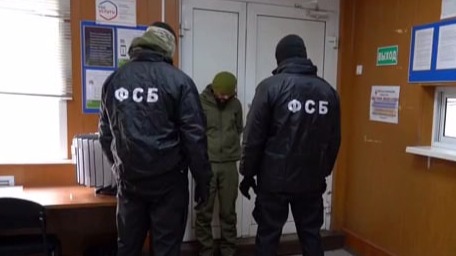 ФСБ показала видео лишения гражданства мигранта после конфликта в Липецке
