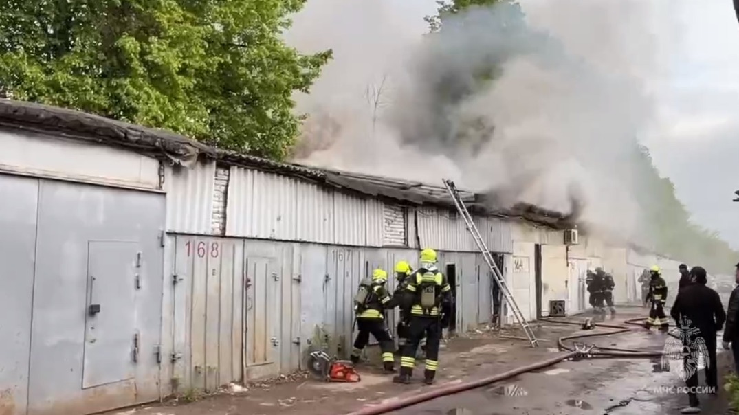 Пять гаражей загорелись на юге Москвы