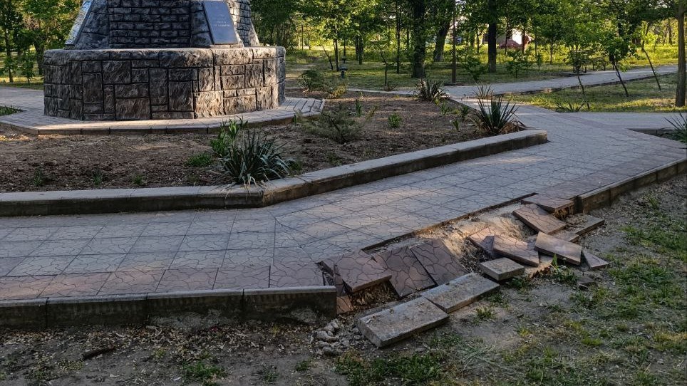 Вандалы сорвали российский флаг с памятника Неизвестному Солдату под Херсоном