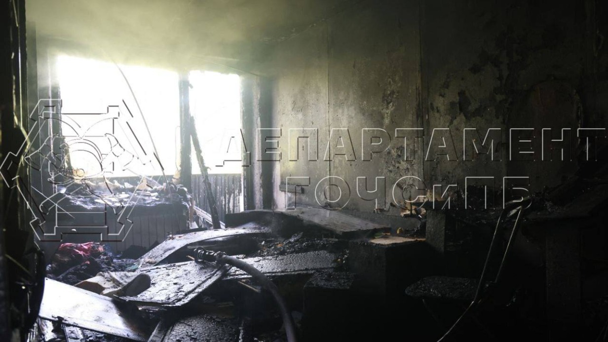 Появились кадры с места пожара в квартире на юго-западе Москвы