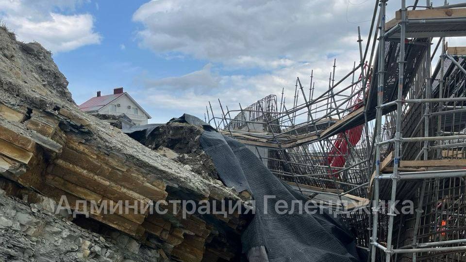 «112»: Трое рабочих погибли при сходе породы со склона в Геленджике