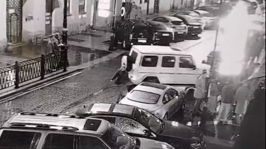 Женщина на Mercedes наехала на толпу возле бара в Петербурге