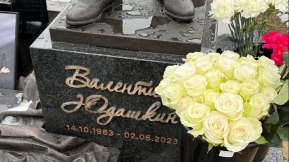 Дочь Юдашкина показала, как выглядит могила отца спустя два года после смерти