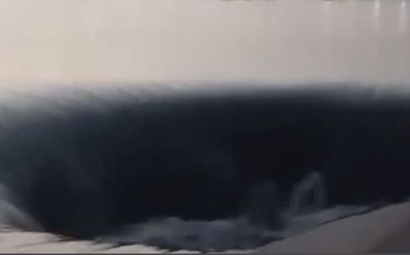 В Волгоградской области местные жители сняли на видео гигантскую воронку на пляже