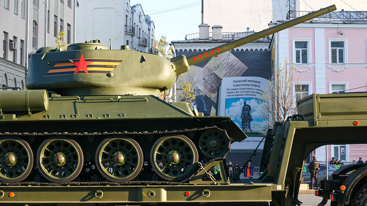 Более 130 единиц военной техники движутся на Красную площадь на парад Победы