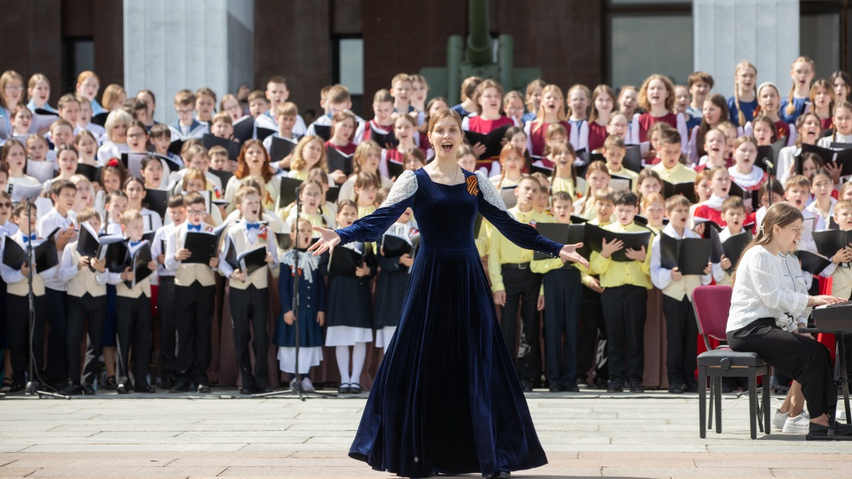 Хор из 700 человек выступил на ступенях Музея Победы