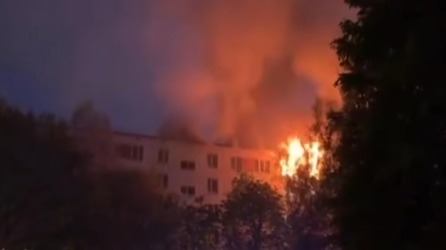 Дом на юго-западе Москвы начал рушиться после взрыва и пожара