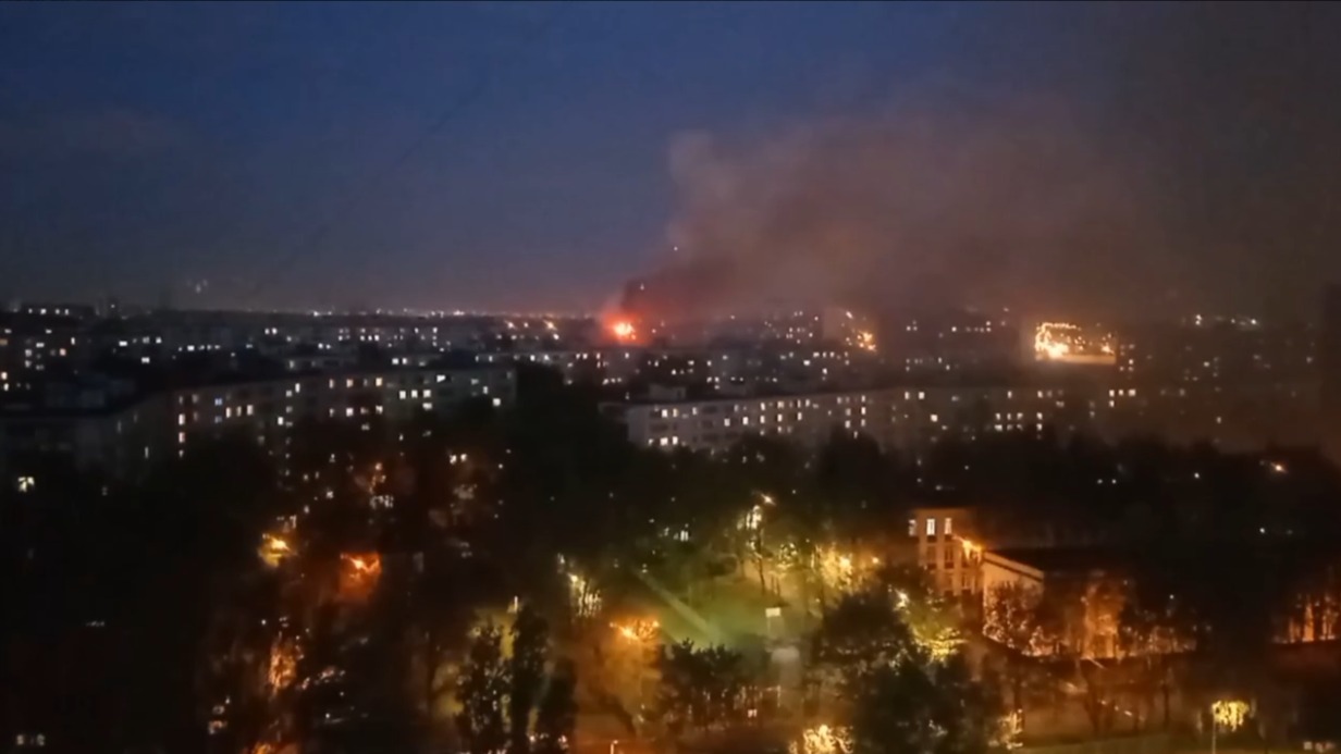 Вертолет подлетел к месту пожара на юго-западе Москвы