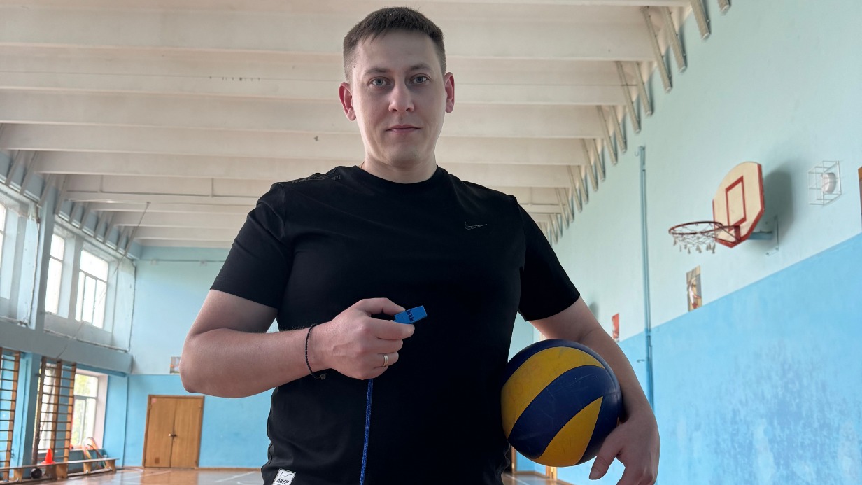 Это фото Максим сделал по нашей просьбе: мы хотели, чтобы читатели «Вечерней Москвы» увидели учителя, а не солдата 