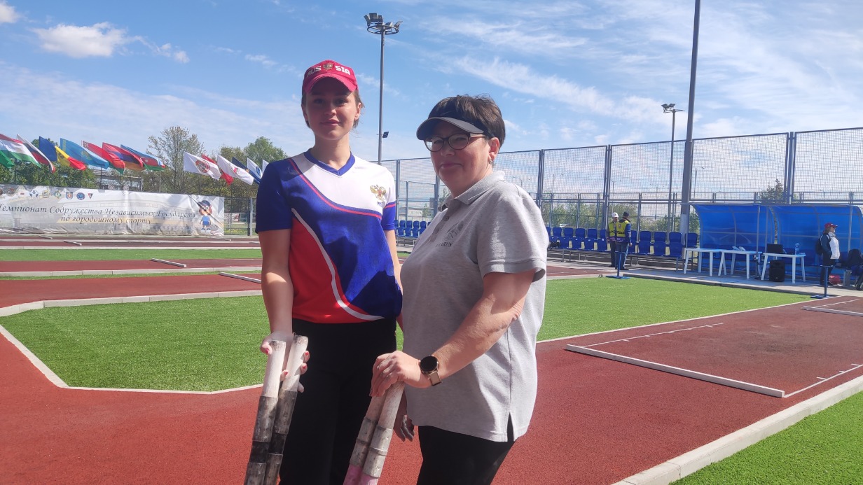 Спортсменка из Москвы Жанна Акрымова (слева) и игрок из Беларуси Татьяна Яршевич на международном чемпионате Содружества Независимых Государств по городошному спорту, посвященном 80-летию Победы в Великой Отечественной войне