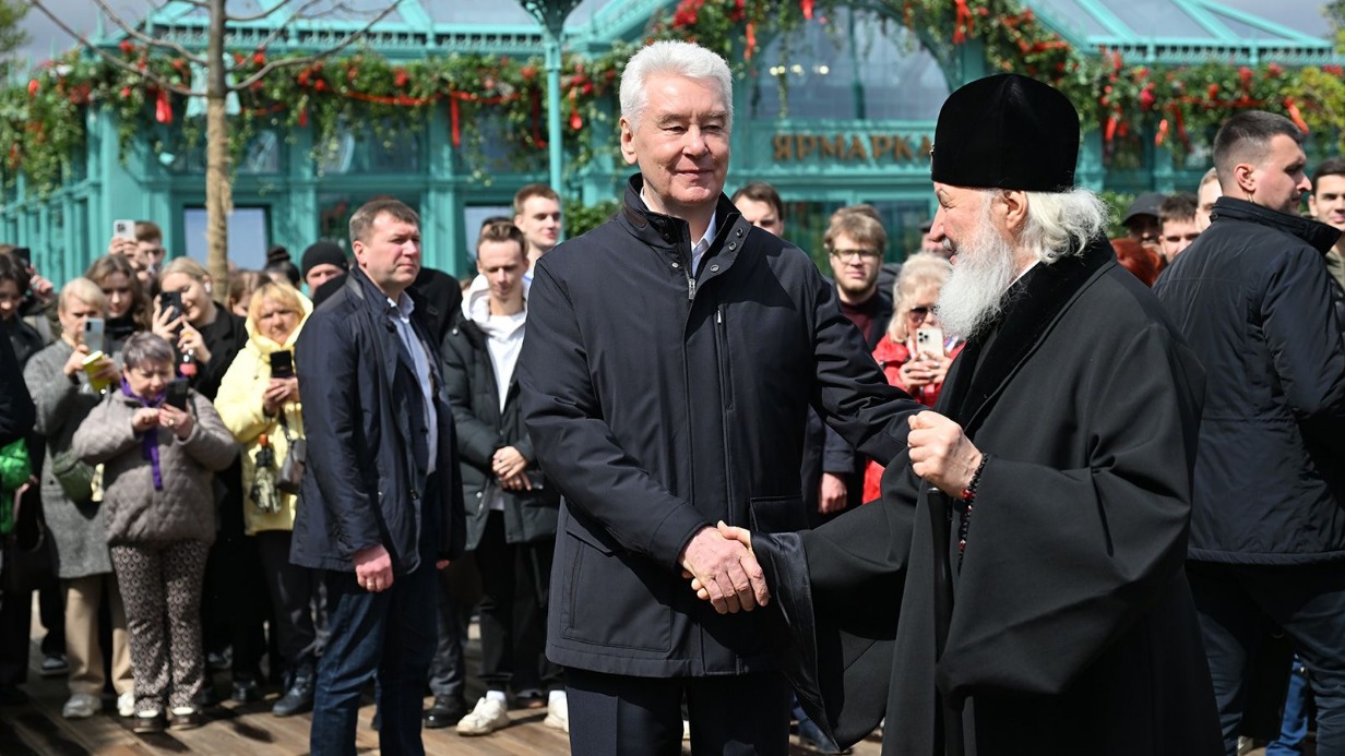 Мэр Москвы Сергей Собянин (в центре) и Патриарх Московский и всея Руси Кирилл посетили самую крупную площадку фестиваля «Пасхальный дар» в «Коломенском»