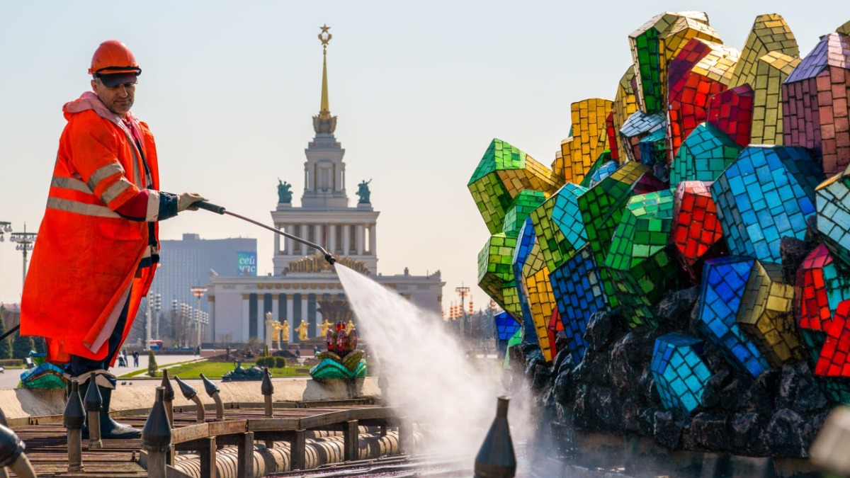 Около двух тысяч инженерных сооружений промыли в Москве в рамках месячника по благоустройству