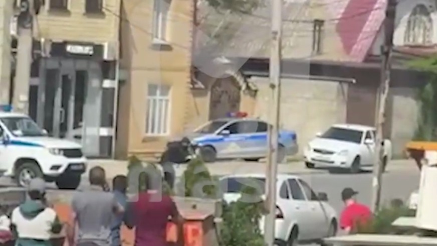 Момент перестрелки с полицейскими в Махачкале попал на видео