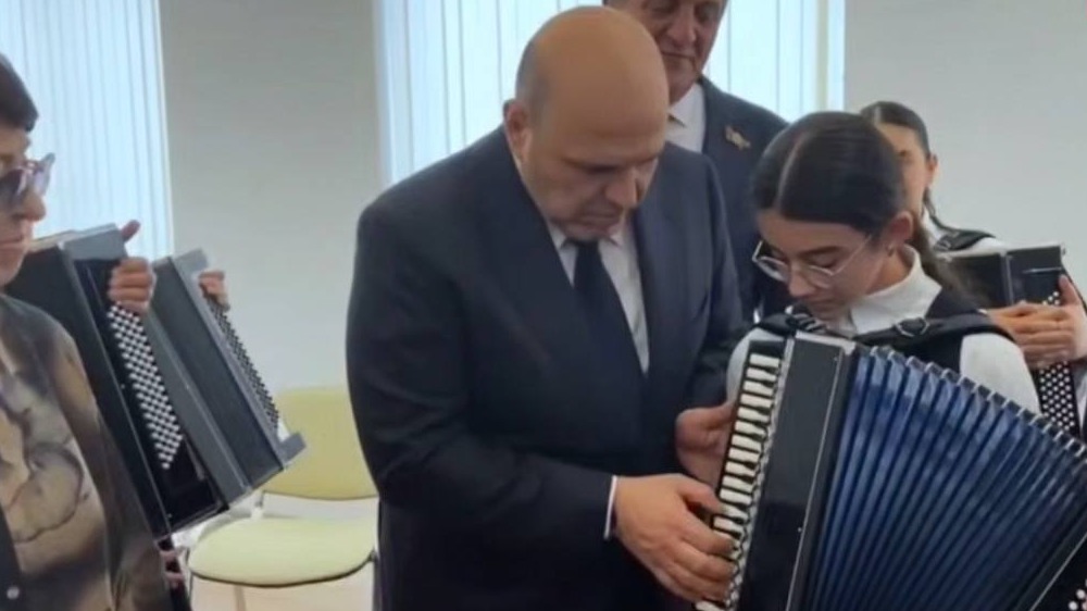 Мишустин исполнил «Священную войну» на осетинской гармонике (видео)