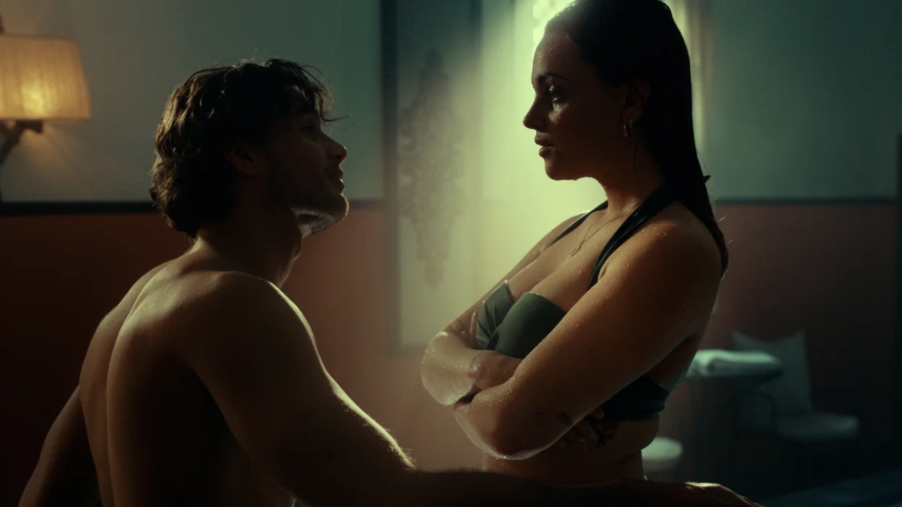 Все оттенки красного: фильм, книга