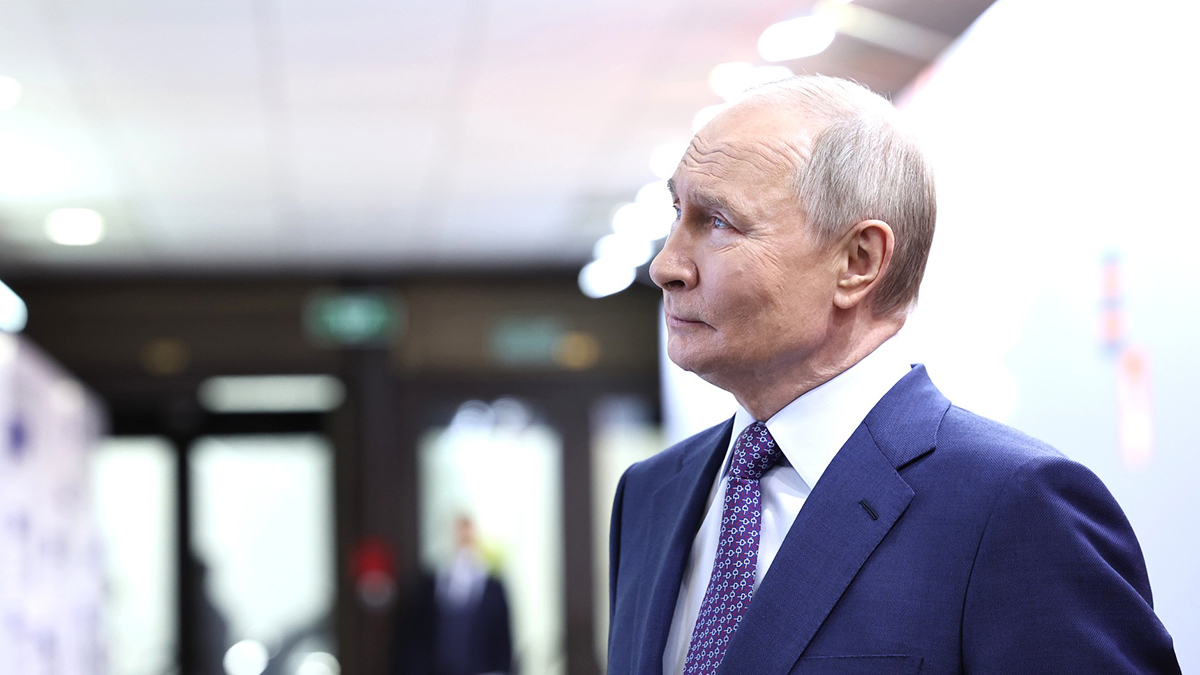 Путин: На самом деле у нас с Макроном рабочие, добрые отношения