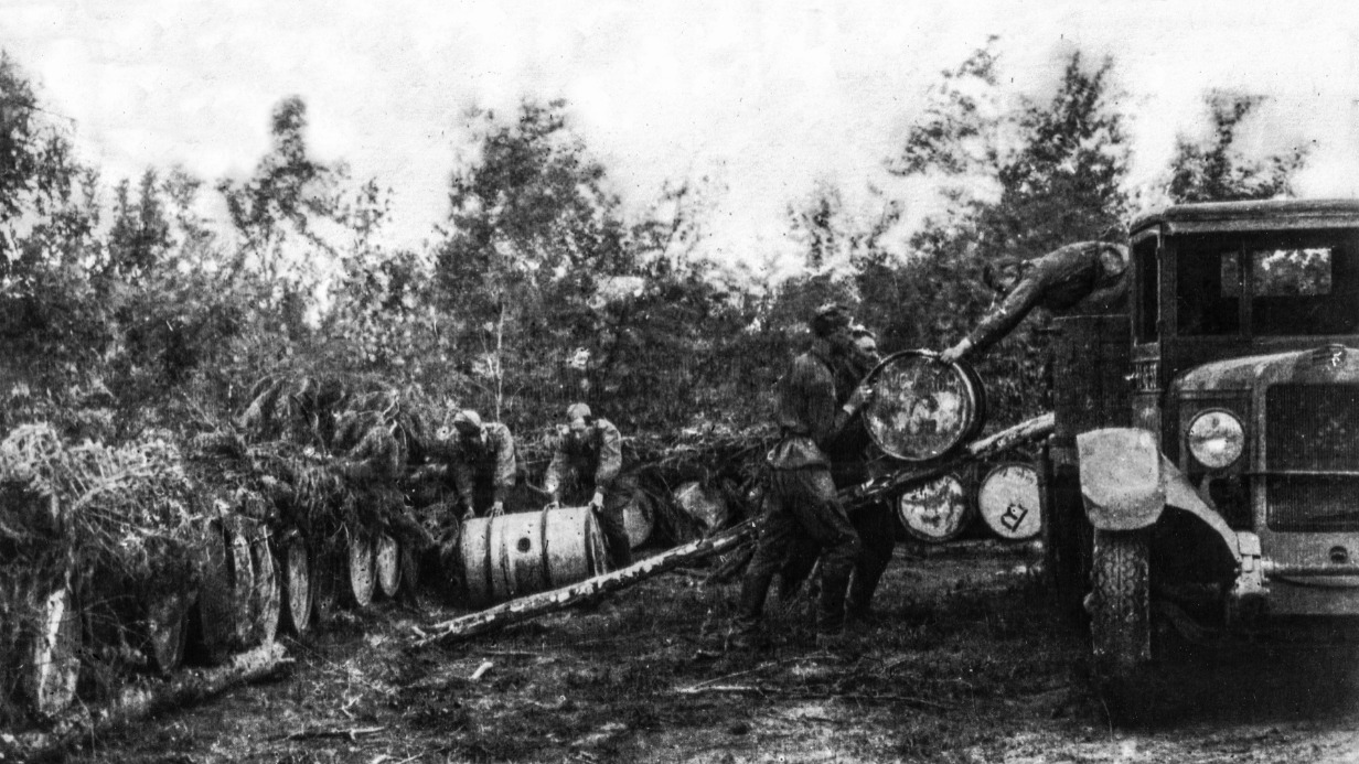 Близость Московского нефтеперабатывающего завода к линии фронта позволяла оперативно поставлять топливо войскам, что сыграло важную роль во время Битвы за Москву