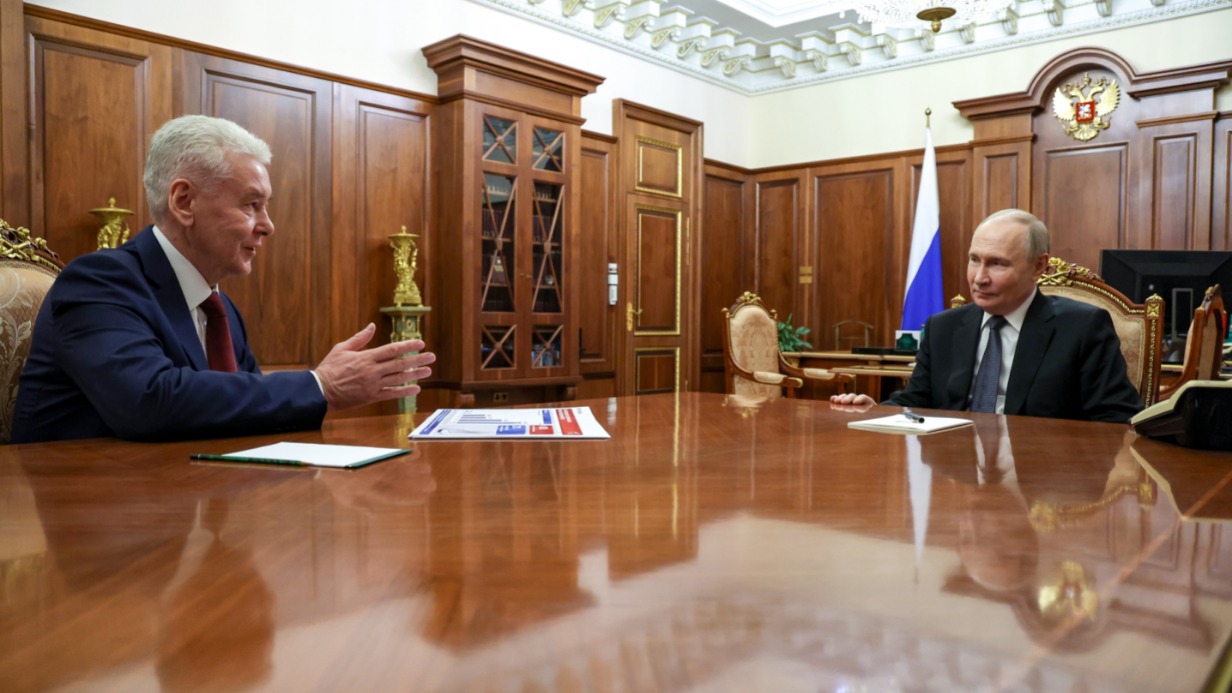 Президент России Владимир Путин на рабочей встрече с мэром Москвы Сергеем Собяниным обсуждает развитие экономики столицы и ее социальной сферы. По итогам 2024 года доля Москвы в экономике страны составила 21 процент, что является существенным результатом