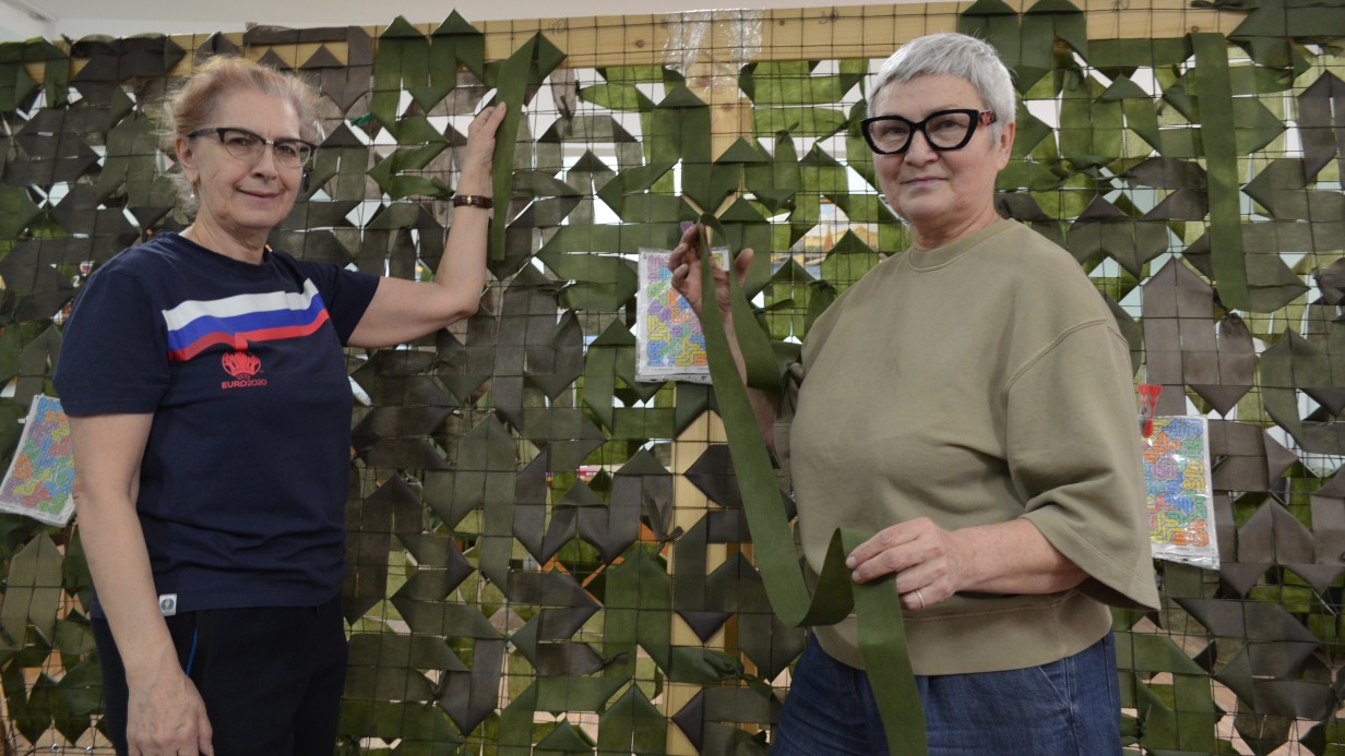 Волонтеры из районов Алексеевский и ВДНХ Надежда Фонарева и Надежда Байкова плетут маскировочную сеть