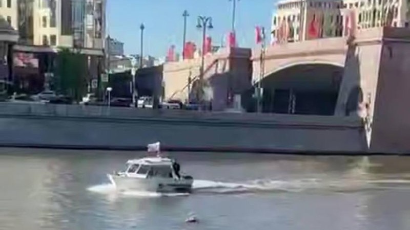 Мужчина спрыгнул с Москворецкого моста в центре столицы