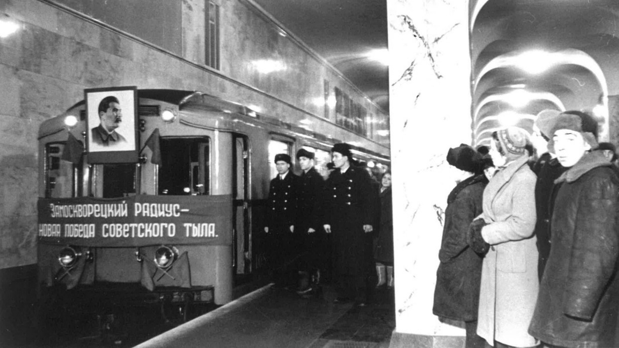 Три станции московского метро зеленой линии и четыре синей ввели с 1941 по 1945 годы. Во время войны в столичном метро проложили 13,5 километра перегонных тоннелей