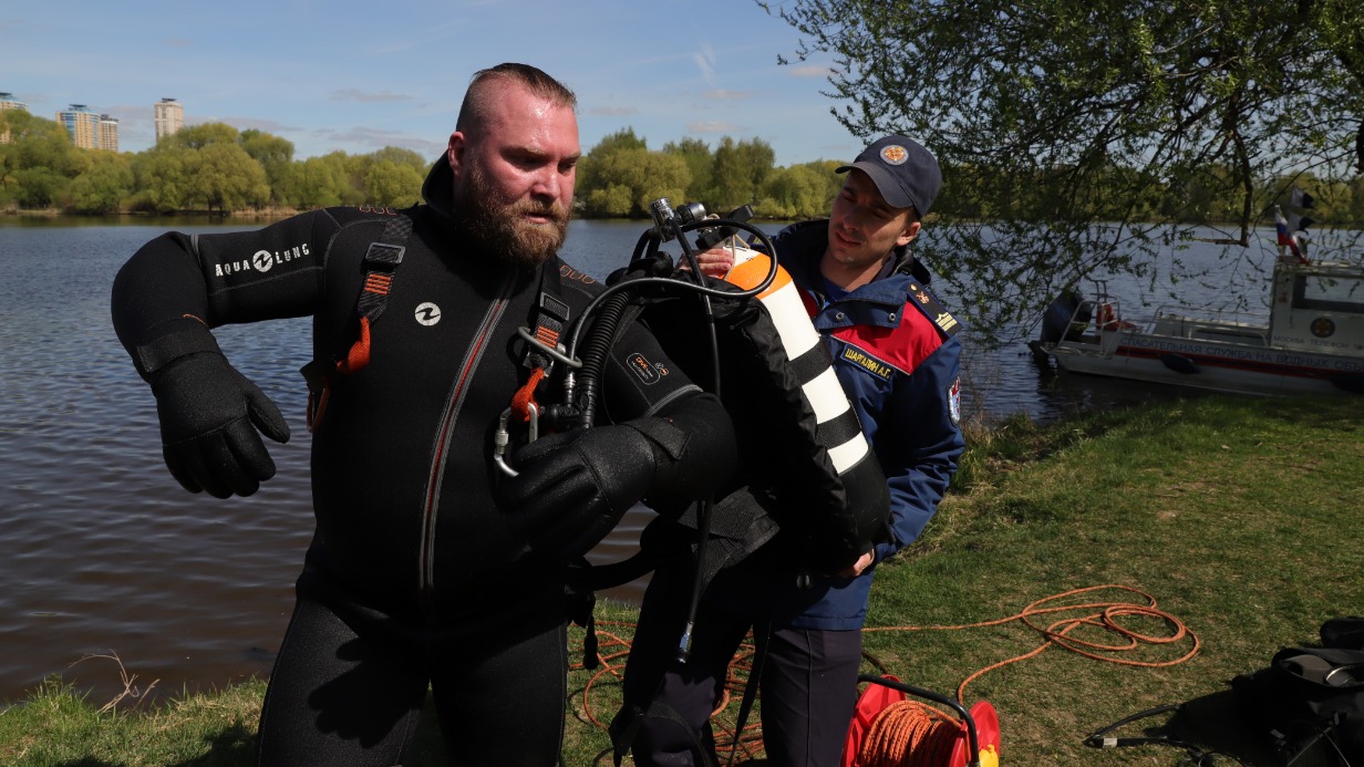 Сотрудники Московской городской поисково-спасательной службы на водных объектах Кирилл Соломко (слева) и Алексей Шаргалин