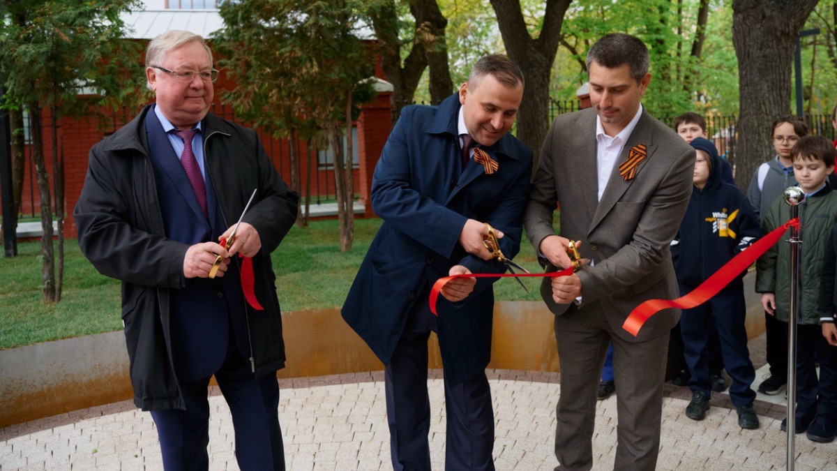 (слева направо): председатель Общественного совета при Минстрое России Сергей Степашин, президент Группы «Эталон» Михаил Бузулуцкий, глава управы Алексеевского района города Москвы Роберто Леонов