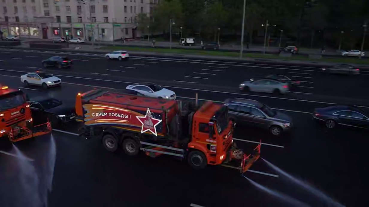 Московскую коммунальную технику украсили в честь Дня Победы