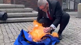 Кандидат в президенты Польши сорвал флаг Евросоюза, вытер о него ноги и сжег