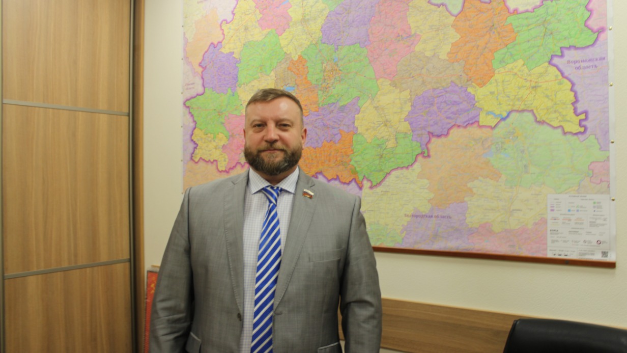 Сенатор от Курской области Алексей Кондратьев в рабочем кабинете в Совете Федерации