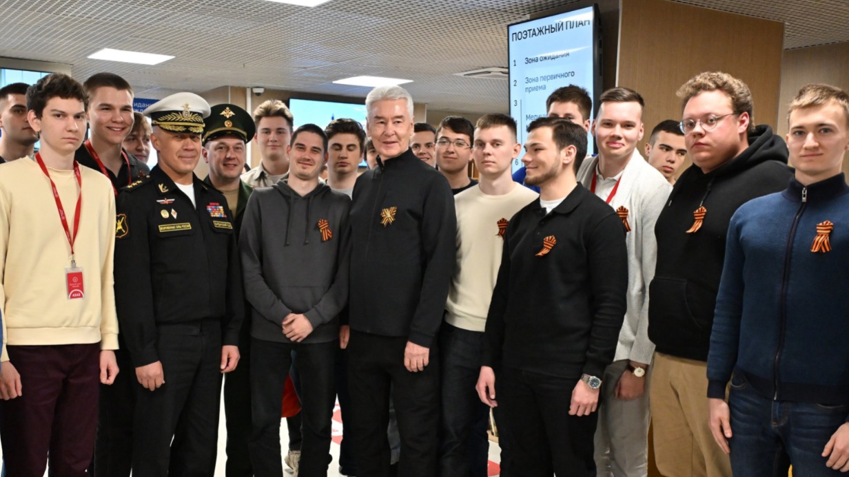 Мэр Москвы Сергей Собянин (в центре) и начальник Главного организационно-мобилизационного управления Генерального штаба Вооруженных сил РФ генерал-полковник Евгений Бурдинский осмотрели новое здание военного комиссариата столицы на улице Яблочкова и пообщались с призывниками