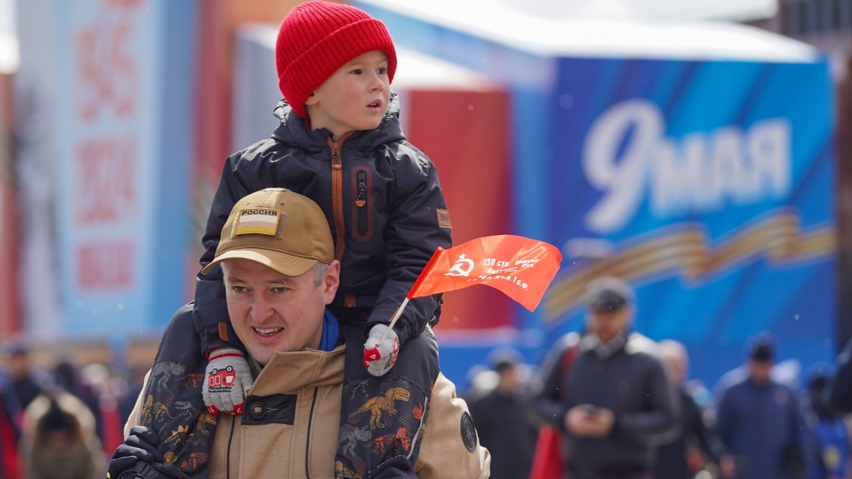 Посмотреть парад Победы на Красной площади многие москвичи приходят вместе с детьми