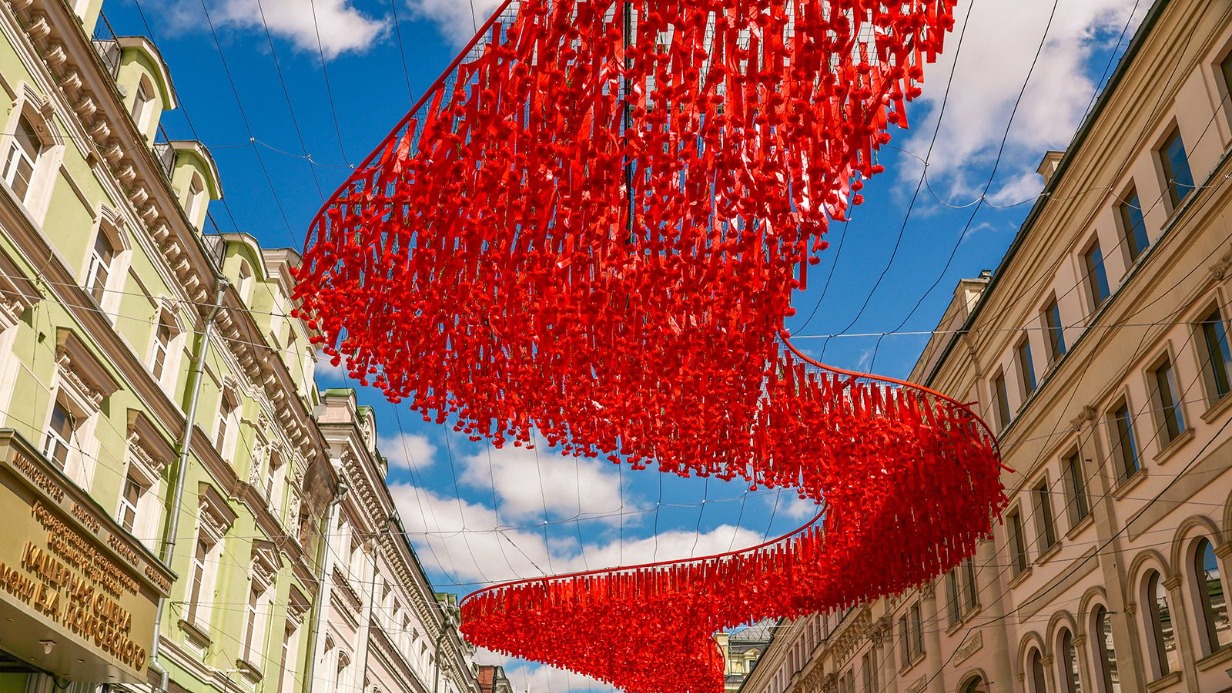 Столицу украсили арт-объекты в честь 80-летия Победы