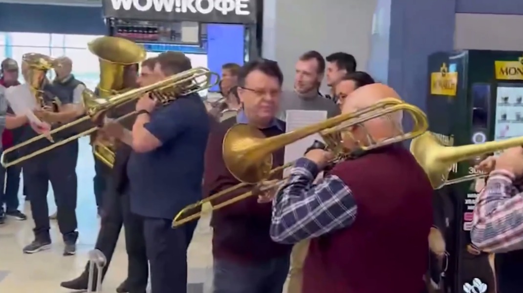 Музыканты Кремлевского духового оркестра застряли в Домодедове и устроили концерт