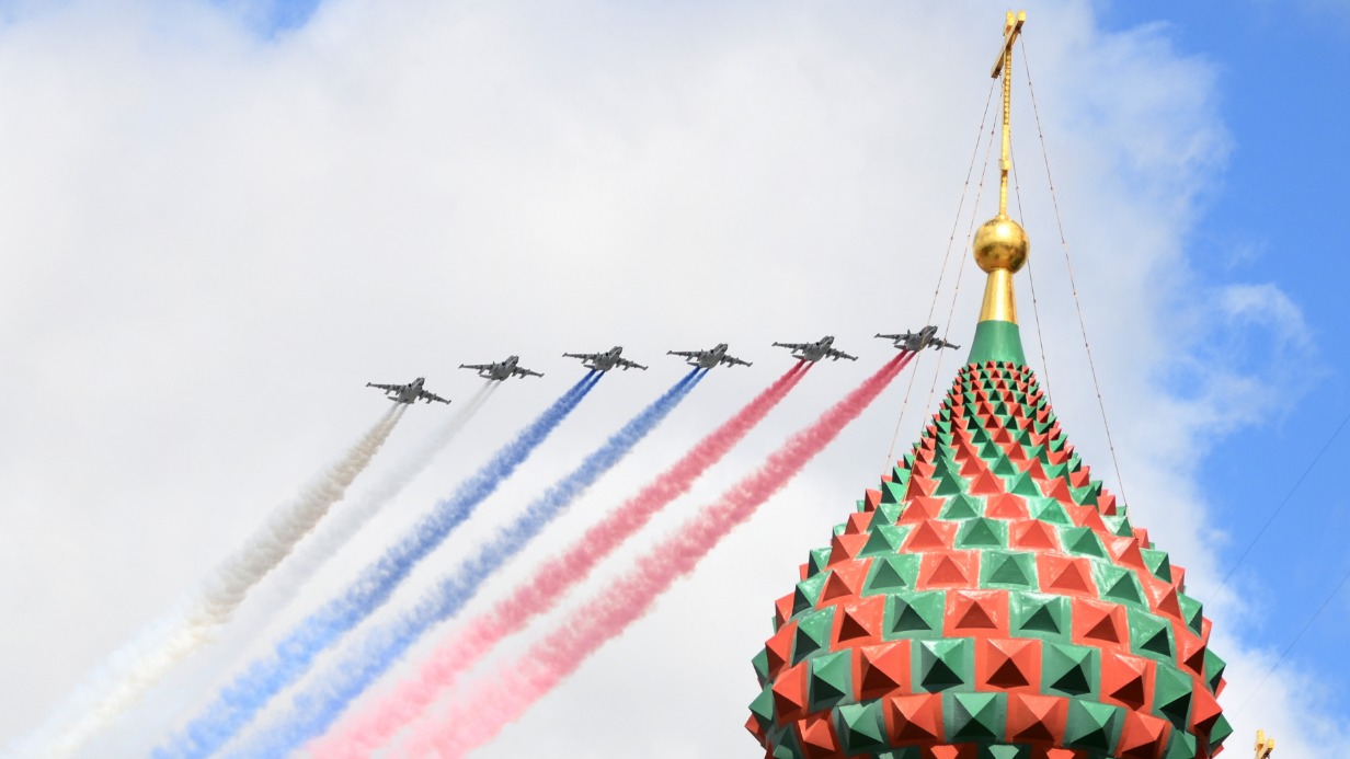Штурмовики Су-25 на репетиции Парада Победы раскрасили небо над Красной площадью цветами российского триколора