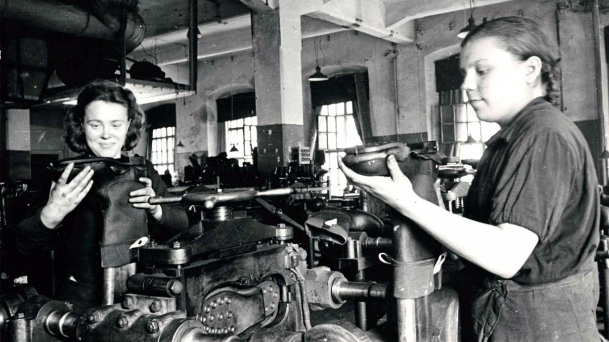 Сотрудницы фабрики «Парижская Коммуна» за изготовлением сапог для солдат Красной армии. В годы войны предприятие внедрило метод горячей вулканизации для крепления резиновой подошвы к кирзовым сапогам, благодаря чему советские воины получили влагоустойчивую и износостойкую обувь