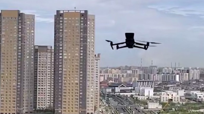 В Астане БПЛА подлетел к окну и попросил женщину не снимать парад Победы