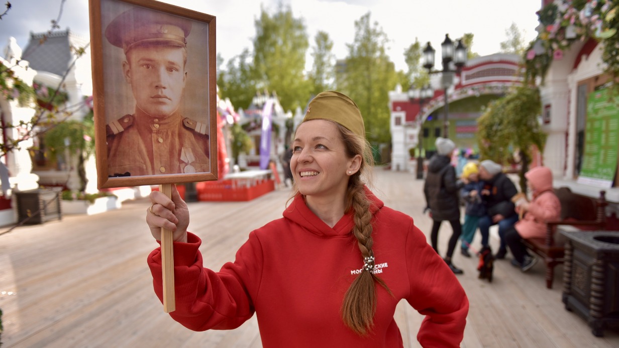 Фестиваль «Московская весна». Наталья Корсакова с портретом дедушки Ивана Кузьмича Корсакова