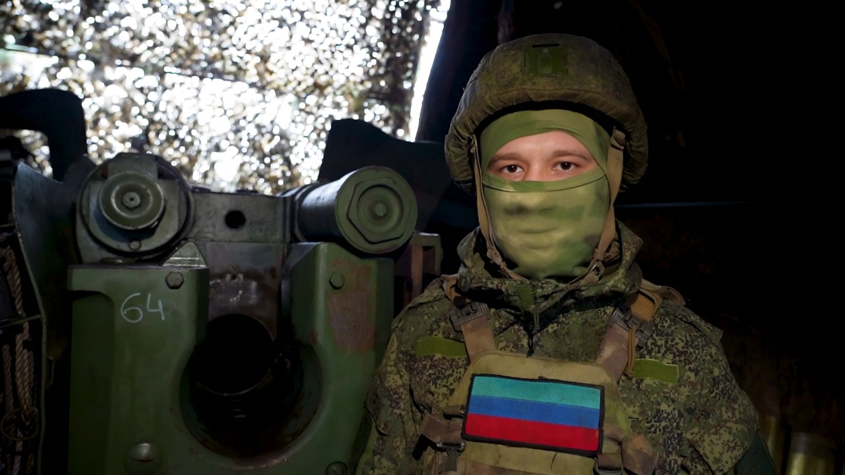 Боец с позывным «Курьер» около своей 152-миллиметровой гаубицы Д-20. В условиях, когда противник чаще всего скрыт за линией горизонта, нужно тщательно следить за техническим состоянием орудия и качеством снарядов, ведь от этого зависят жизни других подразделений