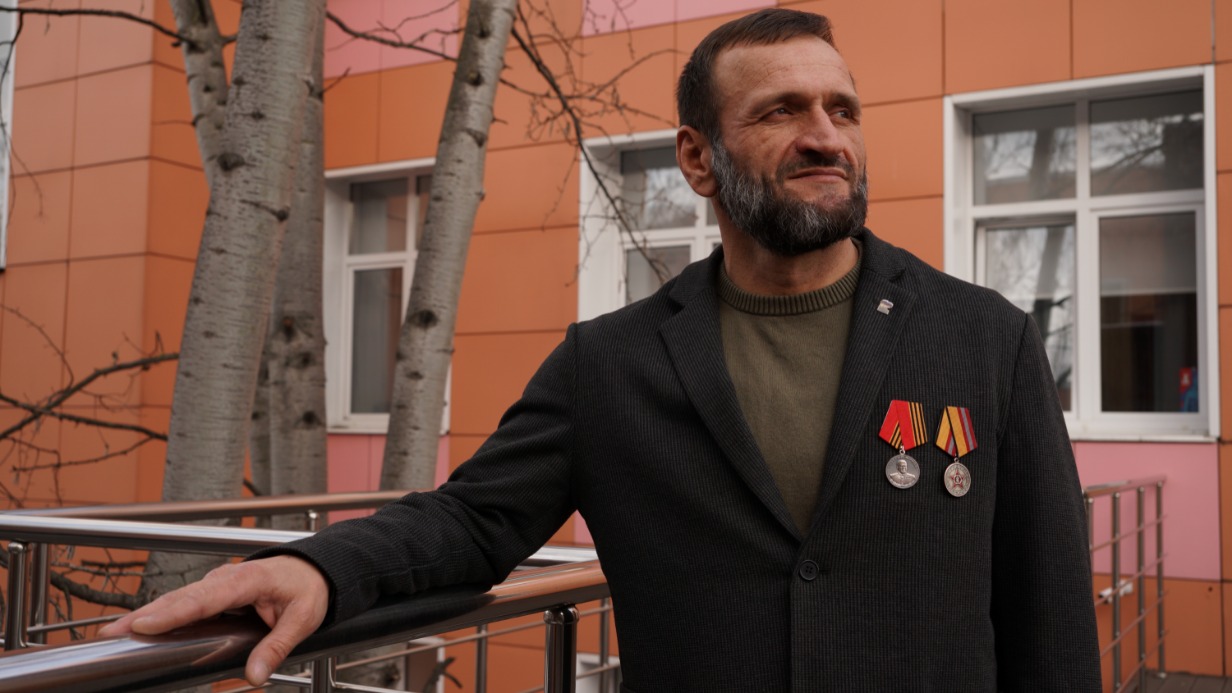 Боец Магомедали около Единого центра поддержки участников СВО и членов их семей