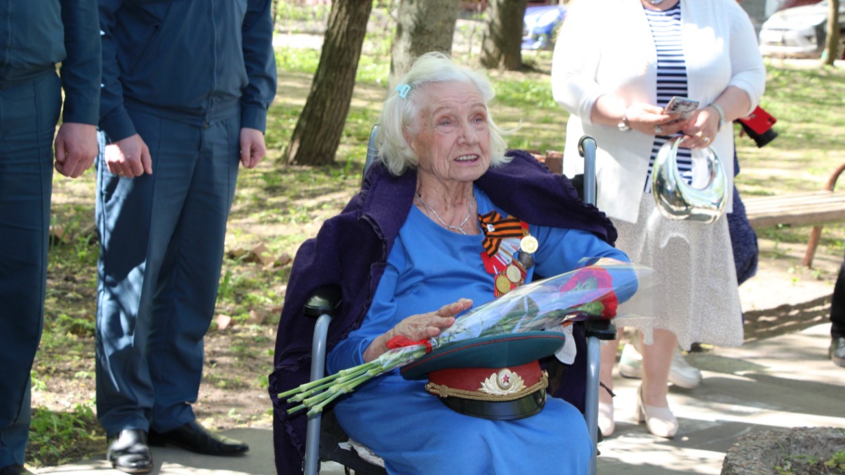 Сотрудники МЧС поздравили Раису Акинфиеву накануне Дня Победы